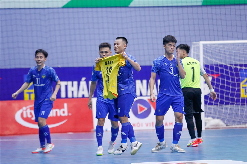 Sahako giành chiến thắng tối thiểu 1-0 với sự xuất thần của thủ thành Nguyễn Hoàng Anh. Chiến thắng này giúp đội bóng áo xanh trở lại vị trí dẫn đầu trên bảng xếp hạng với 26 điểm. Vòng 11 lượt về giải futsal Việt Nam sẽ trở lại vào ngày 17.11. Ảnh: BTC