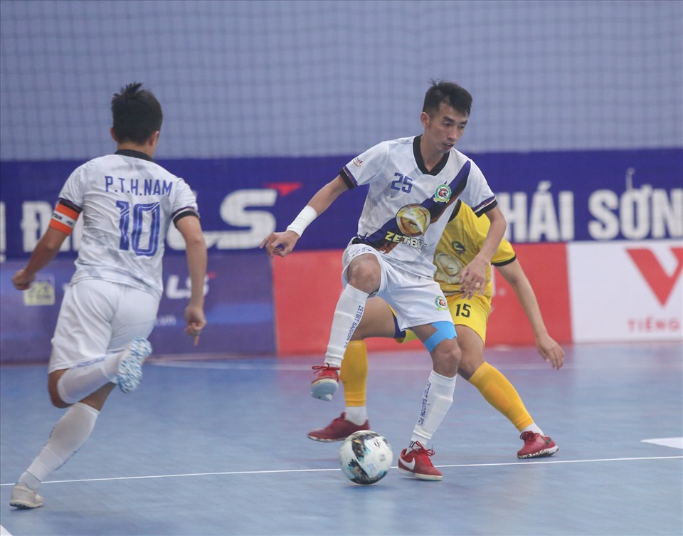 Câu lạc bộ Zetbit Sài Gòn (áo trắng) sớm vươn lên dẫn trước 2-0 khi đố đầu Quảng Nam.