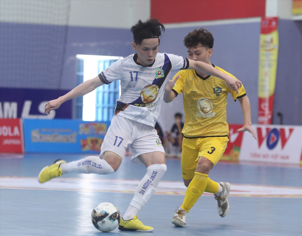 Câu lạc bộ Zetbit Sài Gòn (áo trắng) sớm vươn lên dẫn trước 2-0 khi đố đầu Quảng Nam.
