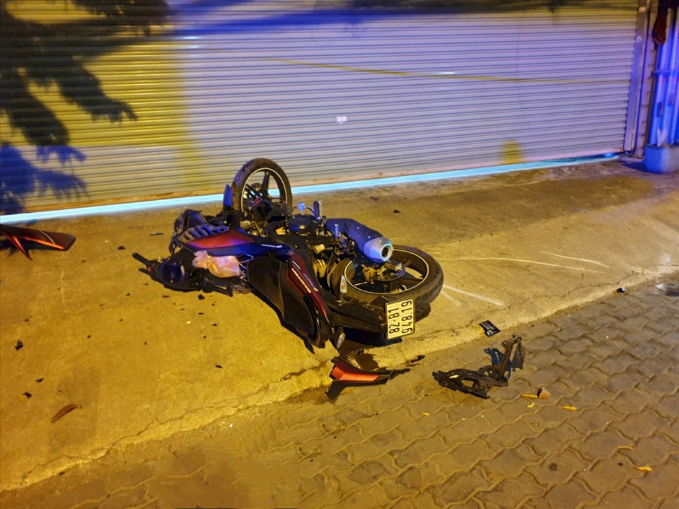 Xe máy của nạn nhân bị hư hỏng nặng tại hiện trường.