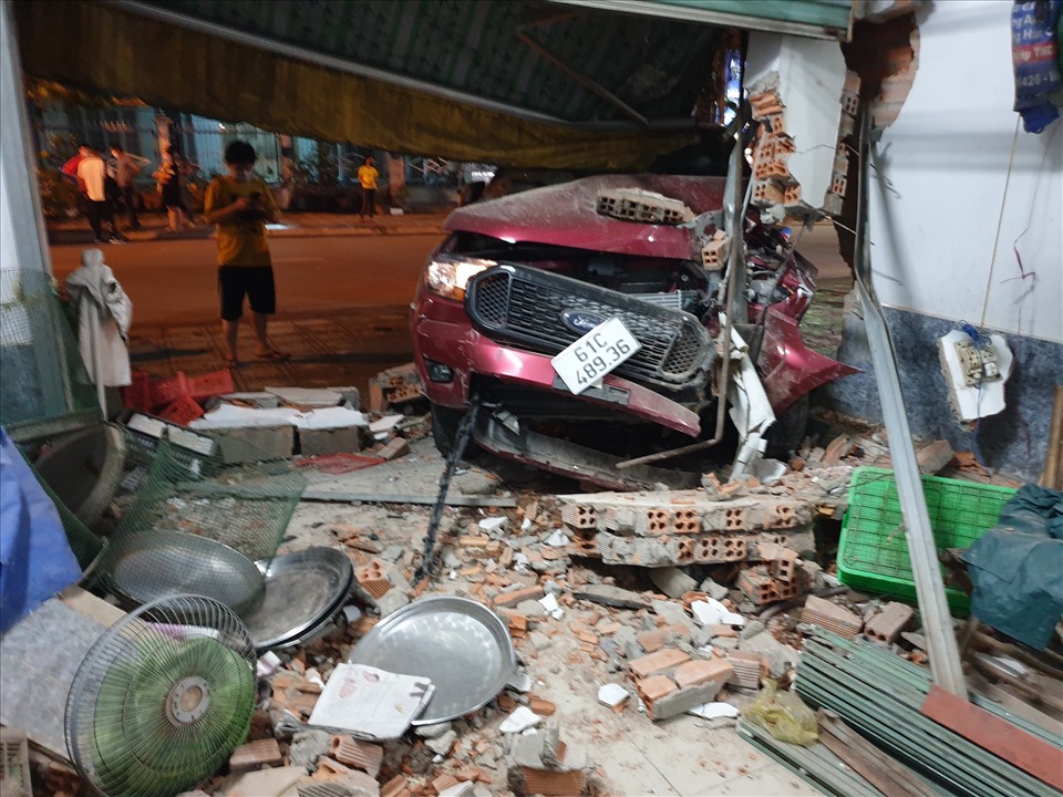 Hiện trường vụ ô tô bán tải do người nước ngoài điều khiển bất ngờ tông sập nhà dân.