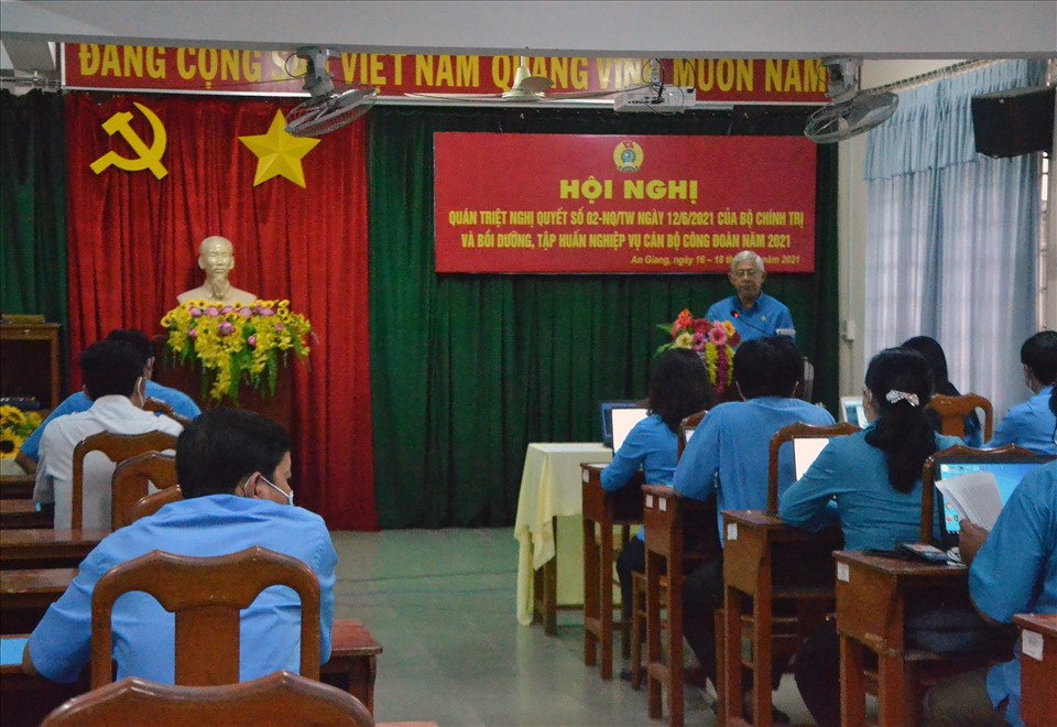 Quang cảnh hội nghị trực tuyến tại điểm cầu LĐLĐ tỉnh An Giang. Ảnh: LT