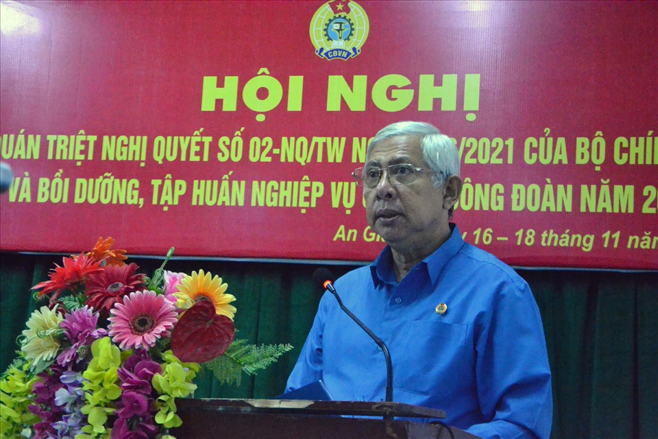 Chủ tịch LĐLĐ tỉnh An Giang Nguyễn Thiện Phú trình bày tại hội nghị trực tuyến. Ảnh: LT