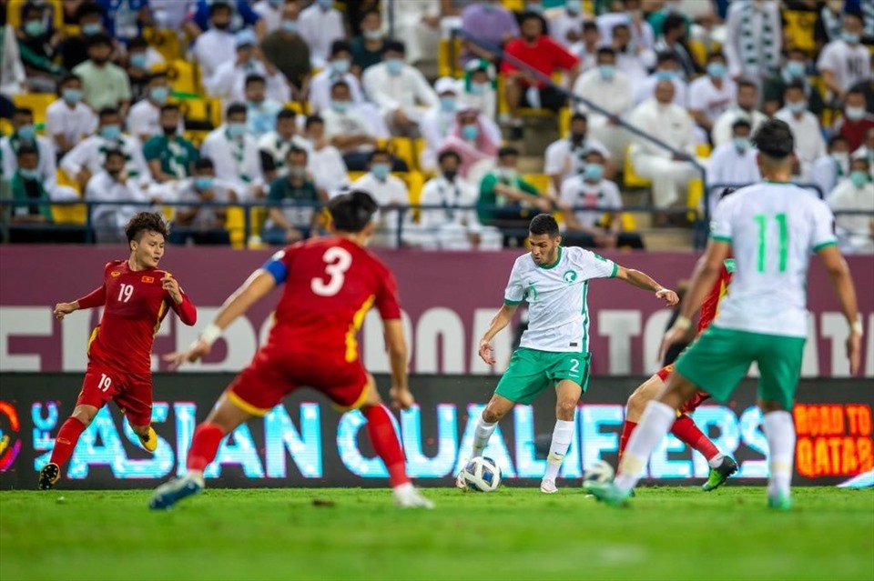 Các cầu thủ Saudi Arabia có xu hướng giữ bóng nhiều, chờ nhịp di chuyển của đồng đội để lựa chọn phương án triển khai trước vòng cấm. Ảnh: SSA