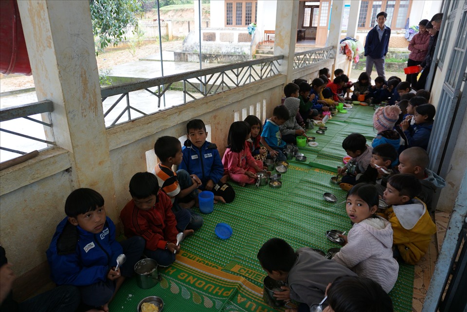 Một bữa ăn trưa chóng vánh, tự túc và thiếu thốn của các em học sinh ở Măng Cành. Ảnh T.T