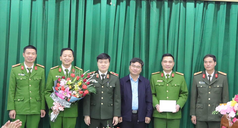 Thiếu tướng Nguyễn Ngọc Vân - Giám đốc Công an tỉnh Sơn La cùng lãnh đạo HĐND huyện Bắc Yên động viên, khen thưởng đại diện ban chuyên án.