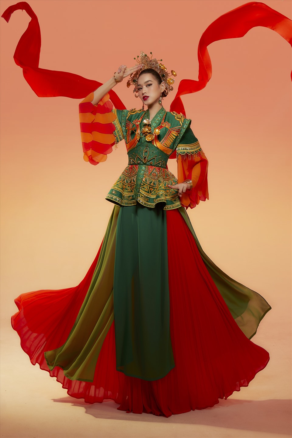 Đây cũng là trang phục lấy ý tưởng từ vị nữ tướng lừng danh đến từ quê hương Thanh Hóa của người đẹp. Ảnh: NVCC