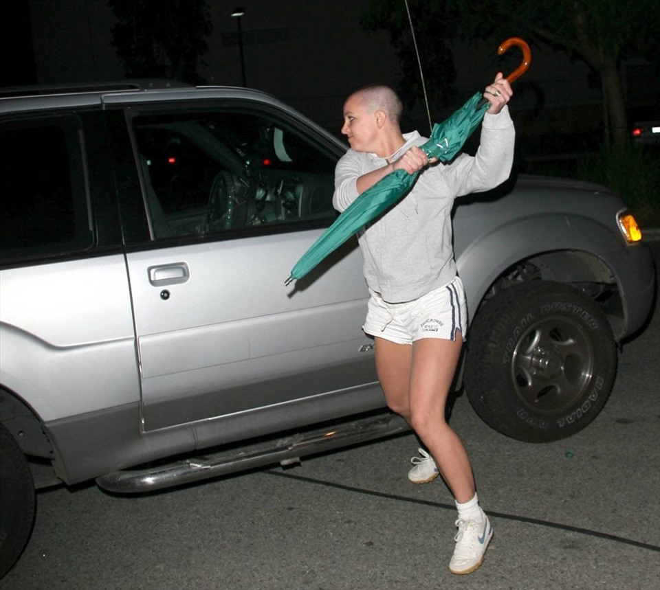 Britney Spear gây sốc với hình ảnh cạo trọc đầu và có những hành động quá khích. Ảnh: Xinhua