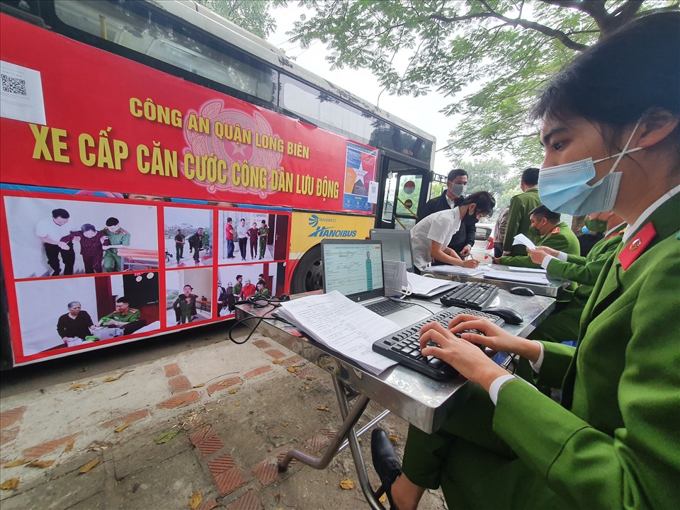 Theo kế hoạch của công an quận Long Biên, các nhóm, lẻ, có thể sẽ được bố trí phương tiện gom công dân tập trung về một điểm hoặc đến tận nhà công dân để tiến hành thu nhận hồ sơ cấp CCCD.