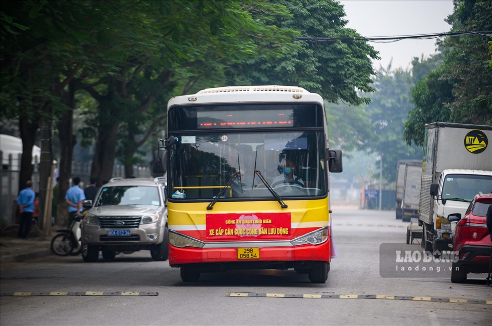 Hoạt động cấp CCCD gắp chip trên xe buýt lưu động nằm trong kết hoạch tăng cương thu nhập hồ sơ cấp CCCD trên địa bàn quận Long Biên giai đoạn 1.11.2021 đến 31.11.2021.