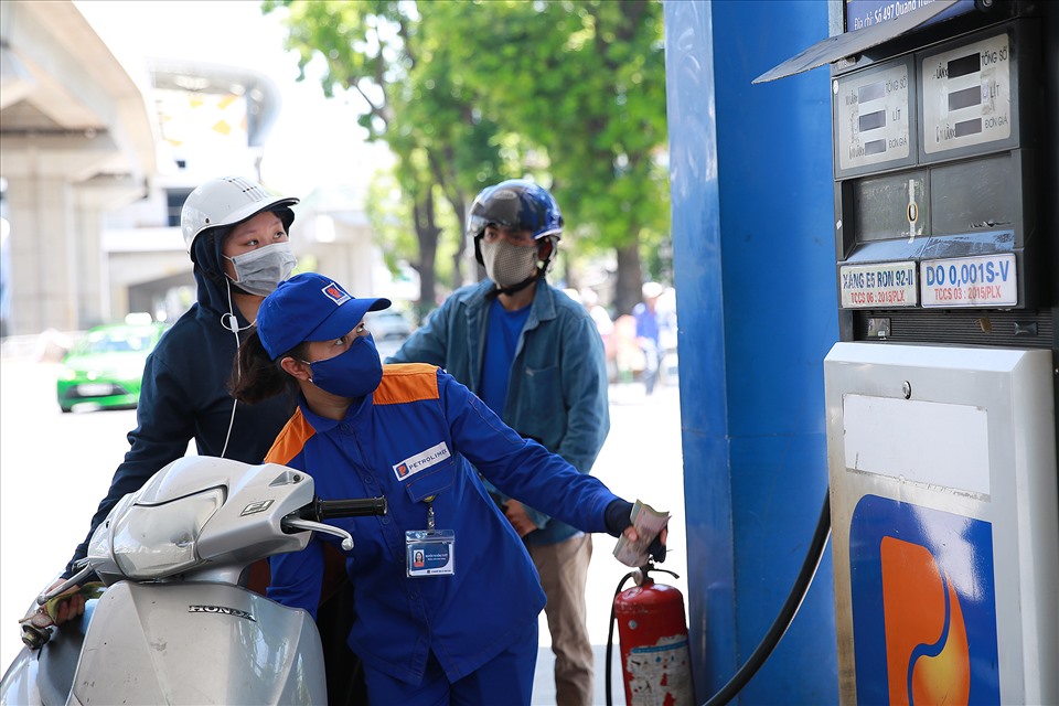 Giá xăng, dầu tăng mạnh đang tác động đến nhiều lĩnh vực và ảnh hưởng đến quá trình hồi phục kinh tế hiện nay. Ảnh Hải Nguyễn