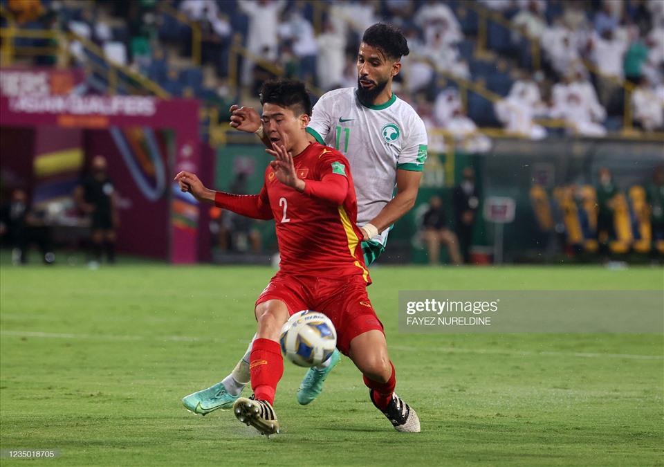 Saleh Al-Shehri: Tiền đạo sinh năm 1993 này có thể hình lý tưởng, rất mạnh trong những càn lướt, không chiến. Anh mới ra mắt tuyển Saudi Arabia từ năm 2020 nhưng đã ghi 6 bàn trong 12 trận đấu. Chân sút này đã gây rất nhiều khó khăn cho các trung vệ tuyển Việt Nam ở trận lượt đi. Chính anh là người ghi bàn ấn định chiến thắng 3-1 cho Saudi Arabia trên chấm phạt đền. Ngoài ra, tiền đạo này còn ghi bàn duy nhất giúp đội bóng Tây Á thắng Oman 1-0 ở lượt trận thứ 2. Ảnh: Getty.