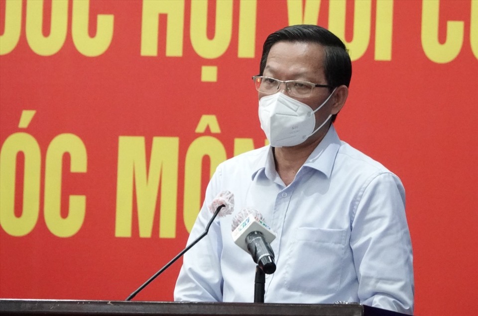 Chủ tịch UBND TPHCM Phan Văn Mãi trả lời cử tri.  Ảnh: Minh Quân