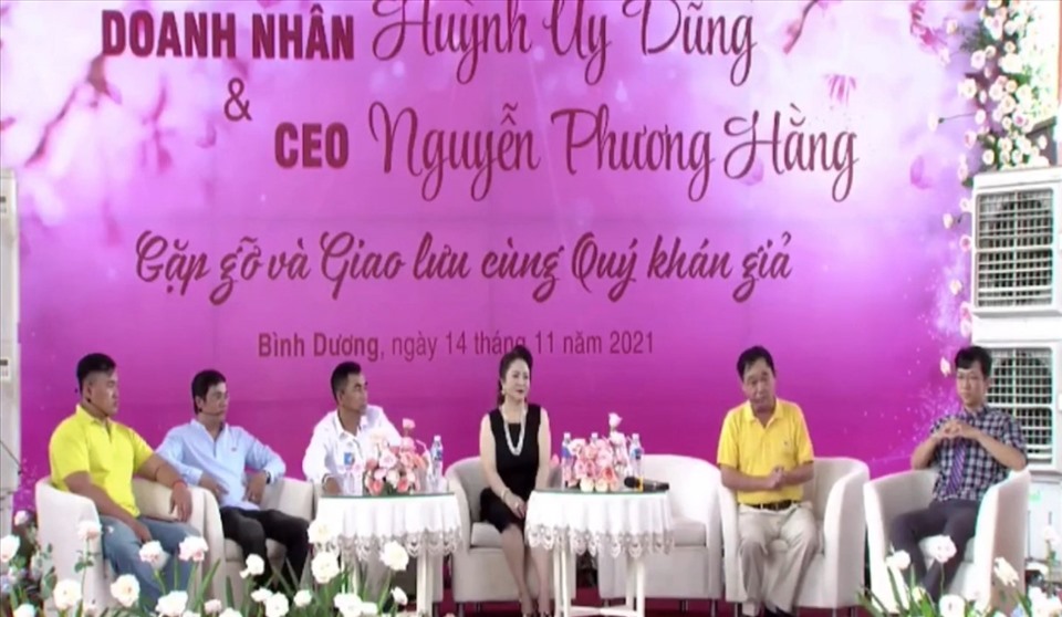 Buổi giao lưu gặp gỡ khán giả của bà Nguyễn Phương Hằng và ông Huỳnh Uy Dũng.