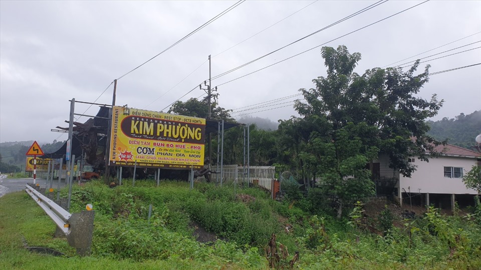 Trạm dừng chân Kim Phượng (thôn Bầu Sang, xã Liên Sang) có công trình xây dựng và đưa vào sử dụng năm 2009 với diện tích khoảng 950m2 bao gồm nhà ở, quán và các hạng mục phụ trợ khác. Toàn bộ các công trình này đều xây dựng không có giấy phép.