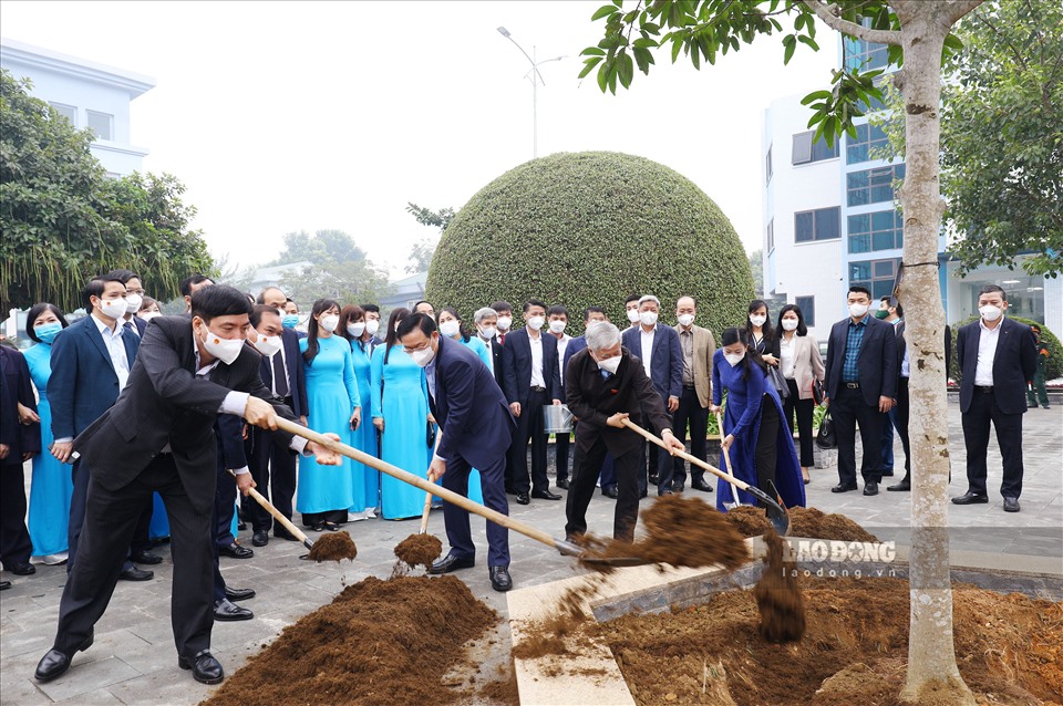 Đoàn cũng đã tới thăm và trồng cây lưu niệm trong khuôn viên Khu di tích lịch sử - sinh thái ATK Định Hóa.