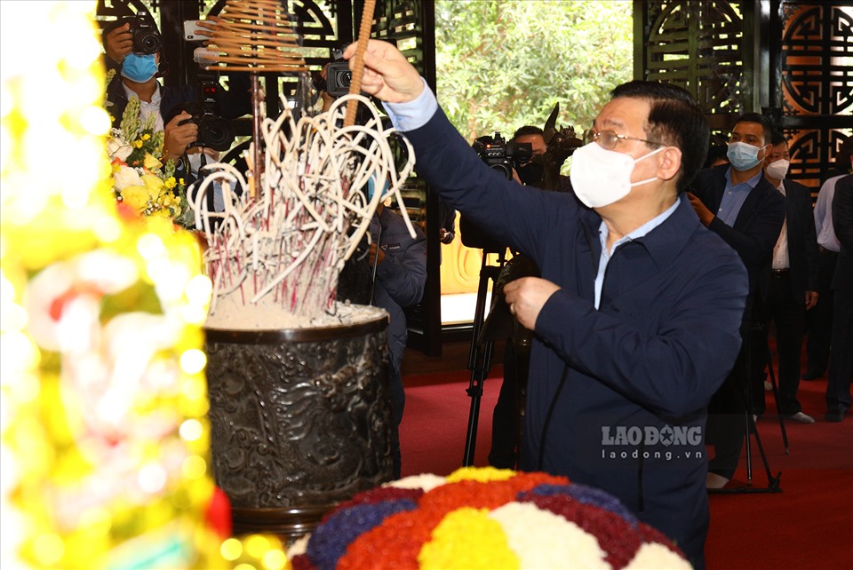 Trước đó, Chủ tịch Quốc hội Vương Đình Huệ cùng lãnh đạo các bộ, ngành Trung ương đến dâng hương tưởng niệm Chủ tịch Hồ Chí Minh tại Nhà tưởng niệm Người trên đỉnh đèo De, xã Phú Đình (Định Hóa).
