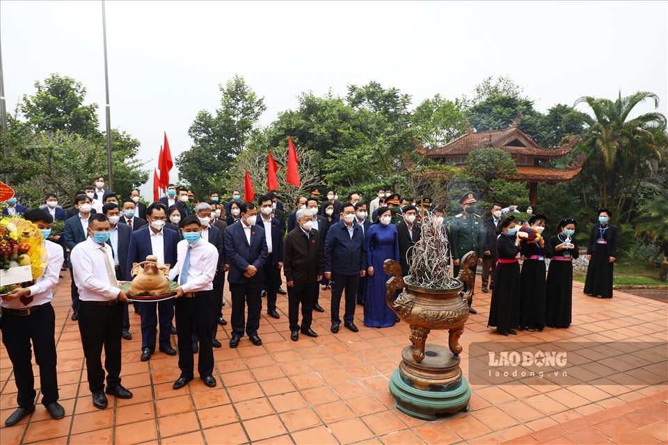 Đoàn kính cẩn nghiêng mình trước anh linh Chủ tịch Hồ Chí Minh vĩ đại.