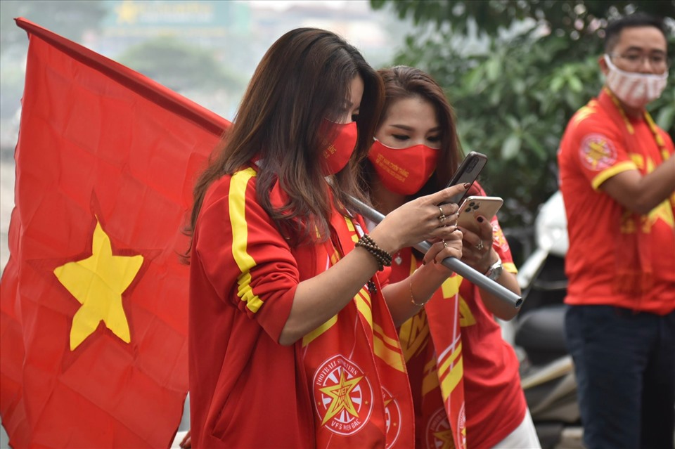 Các cổ động viên nữ xinh đẹp tỏ ra hào hứng trước thềm trận đấu tuyển Việt Nam - Saudi Arabia