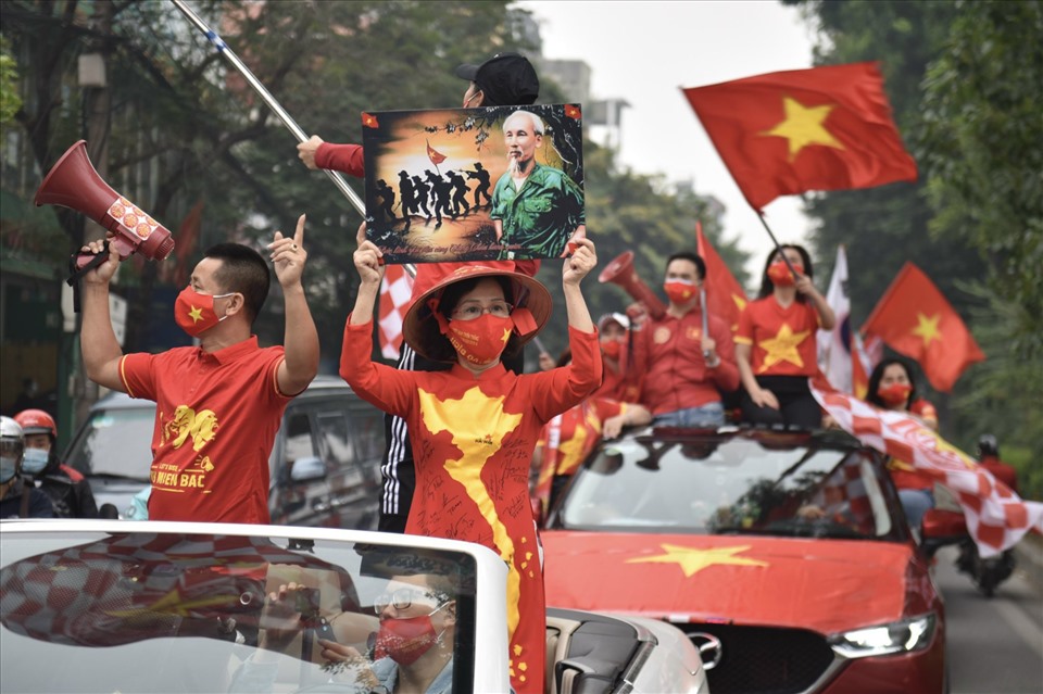 Áo cờ đỏ sao vàng và nhiều lá cờ phấp phới của hội cổ động viên Việt Nam