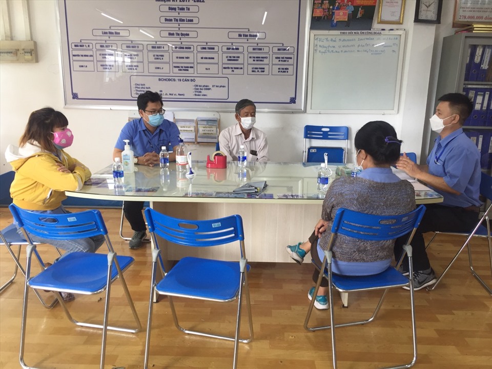 Công đoàn cơ sở Công ty TNHH Changshin Việt Nam làm các thủ tục bàn giao hỗ trợ cho gia đình công nhân. Ảnh: Hà Anh Chiến