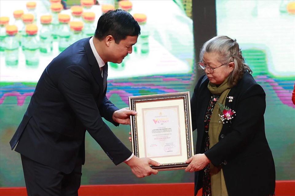 Bà Huỳnh Thị Phương Liên - chuyên gia cao cấp Công ty TNHH Một thành viên Vaccine và sinh phẩm số 01 (VABIOTECH), Bộ Y tế - được vinh danh trong chương trình. Ảnh: Hải Nguyễn