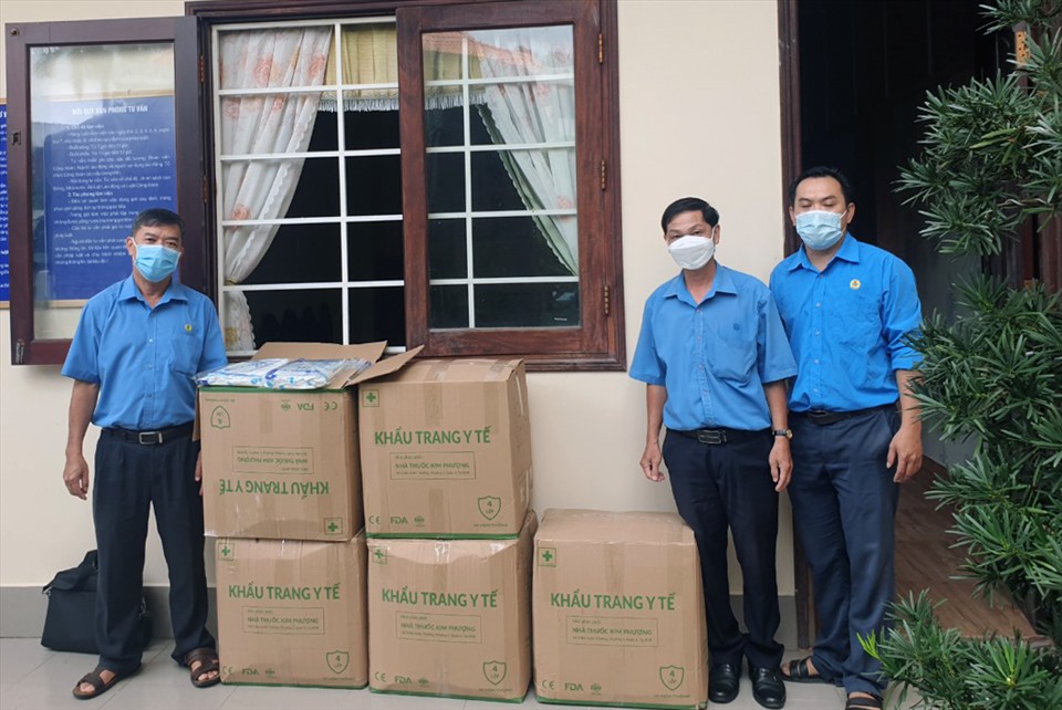 LĐLĐ tỉnh An Giang tiếp nhận 730 bộ trang phục bảo hộ y tế do LĐLĐ tỉnh Đồng Nai tặng. Ảnh: LT