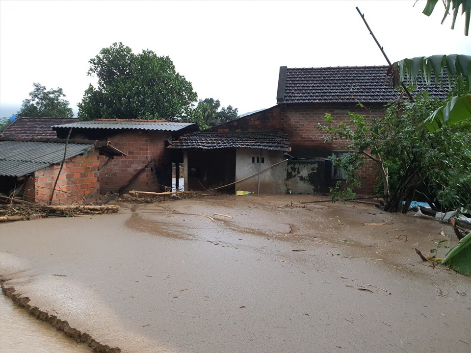 Khoảng 70 ngôi nhà của người dân bị bùn đất tràn vào, một số nhà dân bị đất bồi sâu gần 1m. Ảnh:D.P