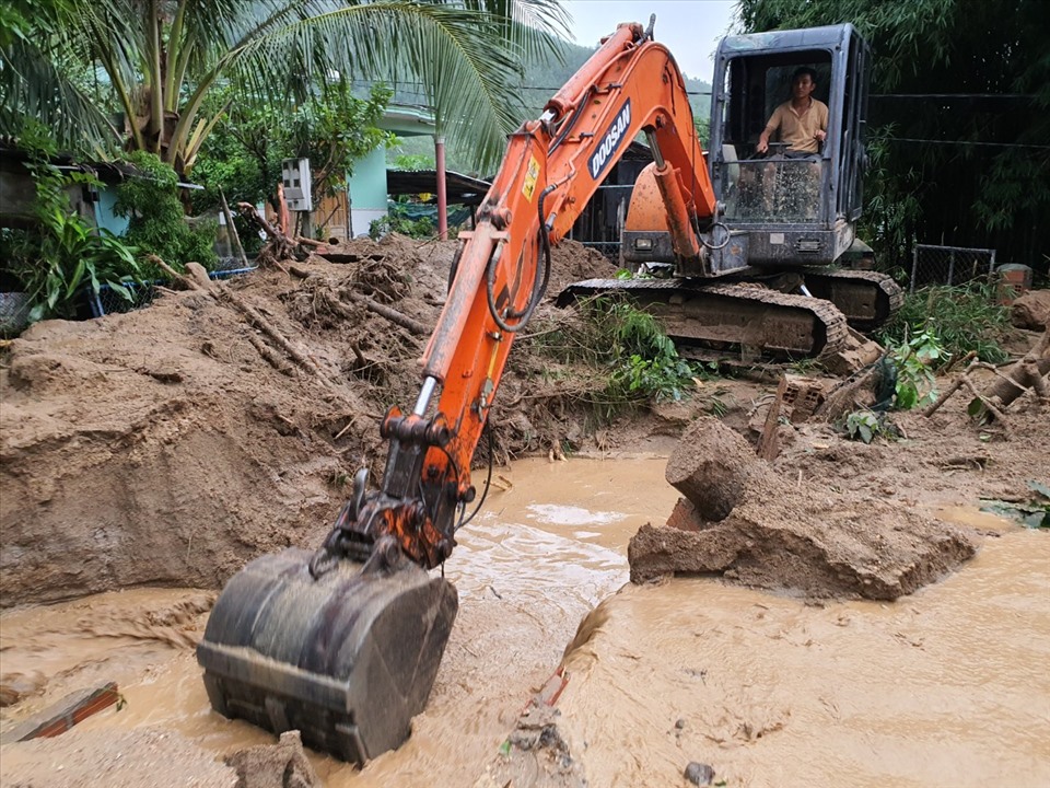 Chính quyền xã Cát Thắng đã huy động 2 xe múc giúp người dân khơi thông dòng chảy tại những khu vực xung yếu, nơi đọng nước để tránh tình nước lũ ngập trở lại. Ảnh:D.P