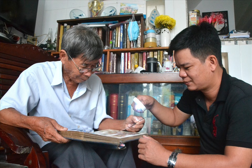 Ông Huệ và thầy giáo Trịnh Văn Thu bàn bạc chủ đề kiến thức liên quan đến tờ tem trước mỗi kỳ sinh hoạt câu lạc bộ. Ảnh: LT