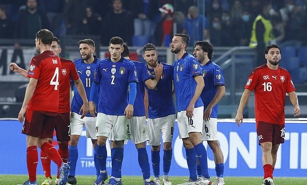 Từ chỗ được tự quyết, tuyển Italia đã đẩy mình vào thế chân tường. Ảnh: AFP.