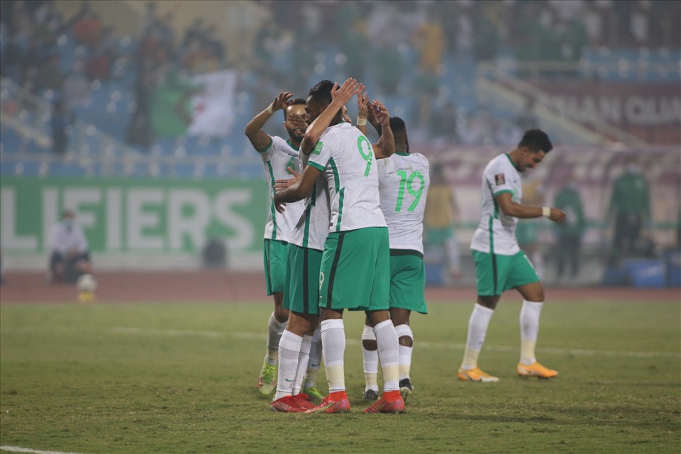 Saudi Arabia “ăn mừng hụt” sau khi VAR từ chối bàn thắng nâng tỉ số lên 2-0 ở phút 77. Ảnh: Đ.H