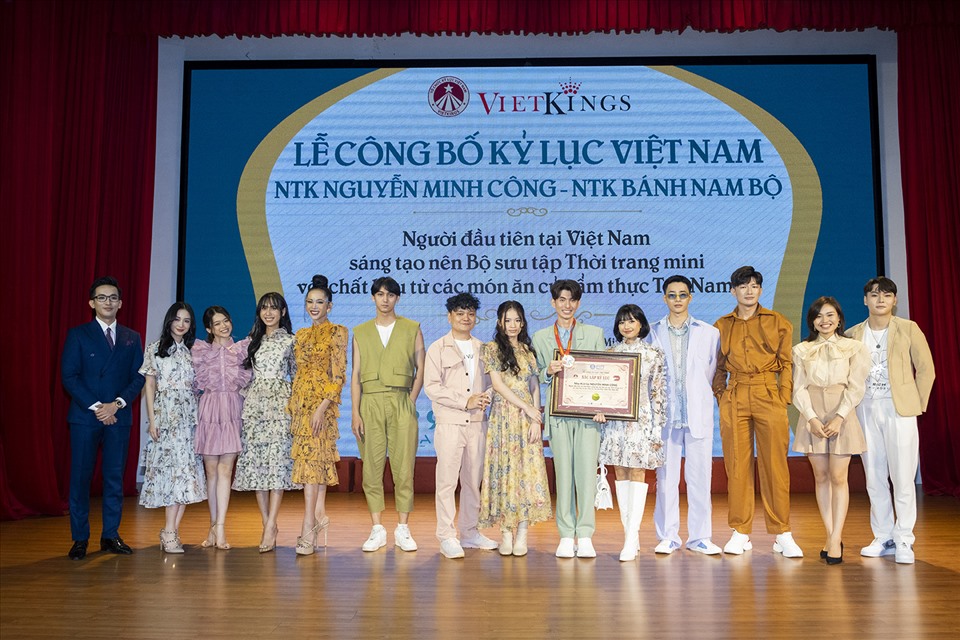 Buổi lễ tổ chức trao kỷ lục còn có sự góp mặt của nhiều nghệ sĩ, người mẫu trong giới showbiz Việt – những người đã gắn bó mật thiết trong hành trình chinh phục đam mê thời trang của NTK Nguyễn Minh Công. Ảnh: Ben Lê