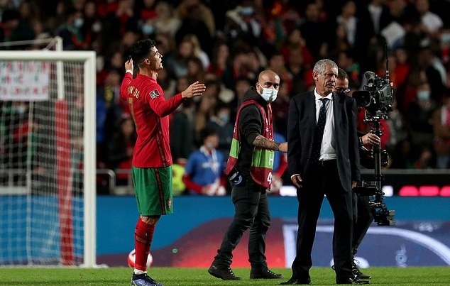 Ronaldo tỏ thái độ cáu giận với Santos. Ảnh: AFP.