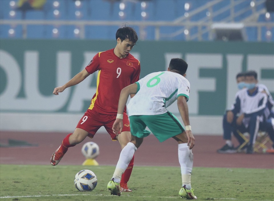 Văn Toàn nhận thẻ vàng trong trận đấu tuyển Việt Nam - Saudi Arabia. Ảnh: T.H