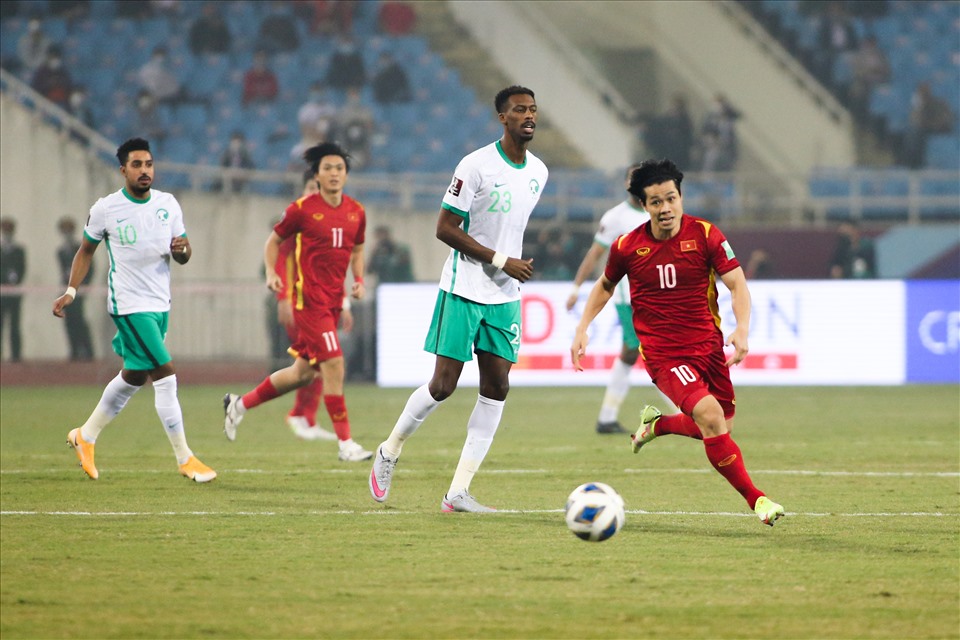 Trong khi đó, trên hàng công vẫn là Công Phượng và Tiến Linh đảm nhiệm. Hai cầu thủ này tiếp tục nhận được sự kỳ vọng sẽ mở điểm cho đội tuyển Việt Nam trước đối thủ mạnh như đội tuyển Saudi Arabia.