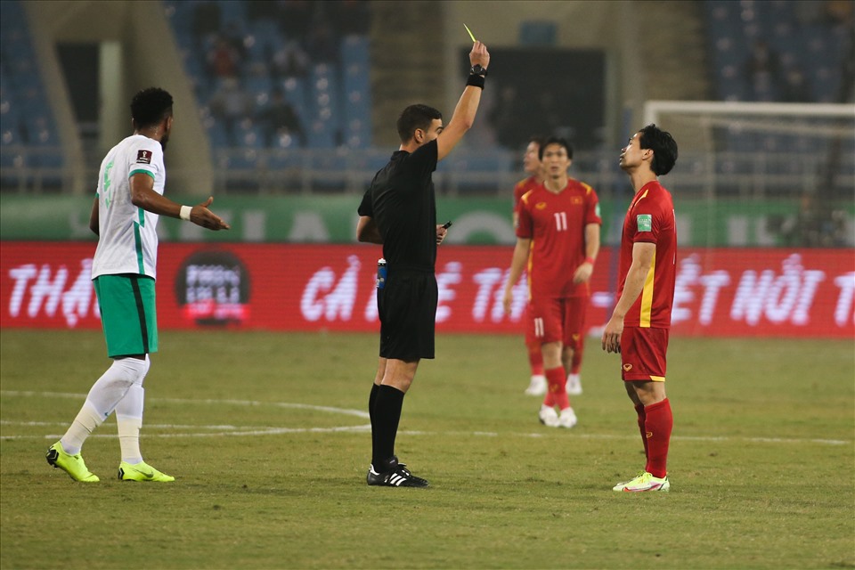 Thậm chí, cầu thủ của HAGL đã chơi quyết liệt và phải nhận thẻ vàng từ trọng tài chính người UAE sau pha va chạm với hậu vệ đối phương.
