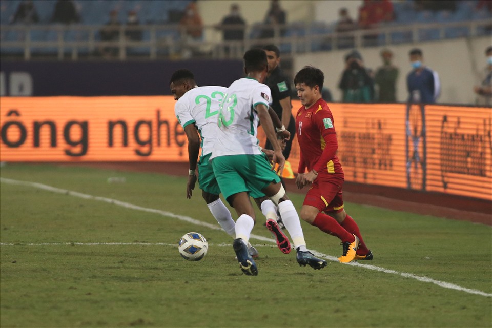 Đáng chú ý, trong hiệp 2 của trận đấu khi đối thủ đang dẫn trước 1-0, Quang Hải đã có pha xử lý tinh tế trước sự áp sát của 2 cầu thủ đối phương.