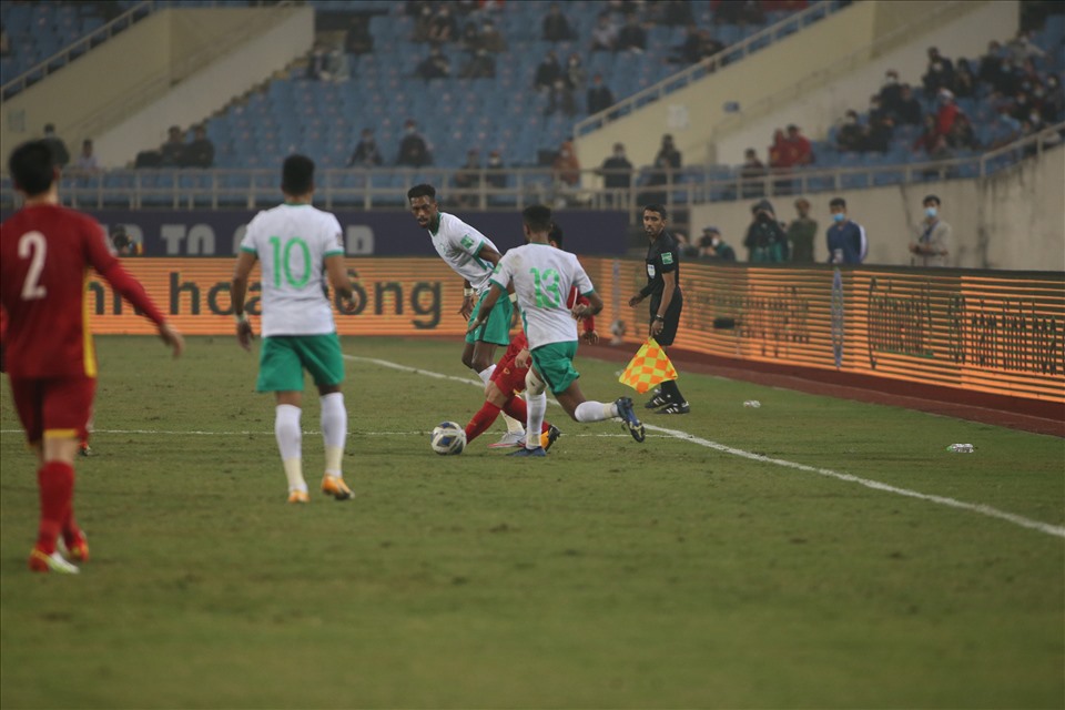 Pha xử lý của Quang Hải khiến 32 cầu thủ của đội tuyển Saudi Arabia cũng như khán giả có mặt ở sân Mỹ Đình phải ngỡ ngàng.