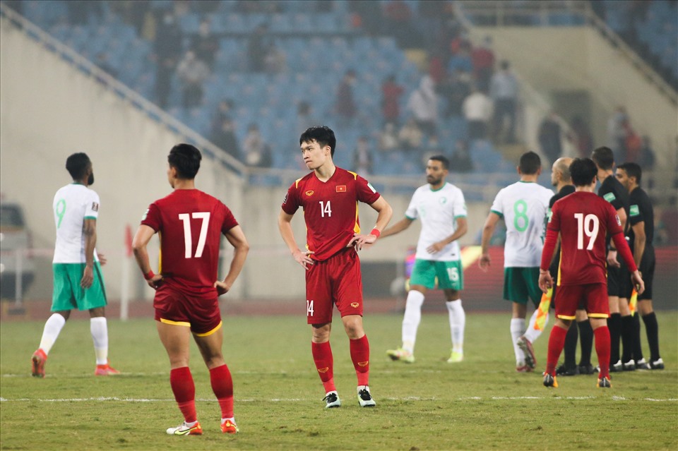 Hoàng Đức và Văn Thanh nhìn nhau không nói thành lời sau khi không thể giúp toàn đội có được 1 kết quả tốt trong suốt hành trình tại vòng loại thứ 3 World Cúp 2022.