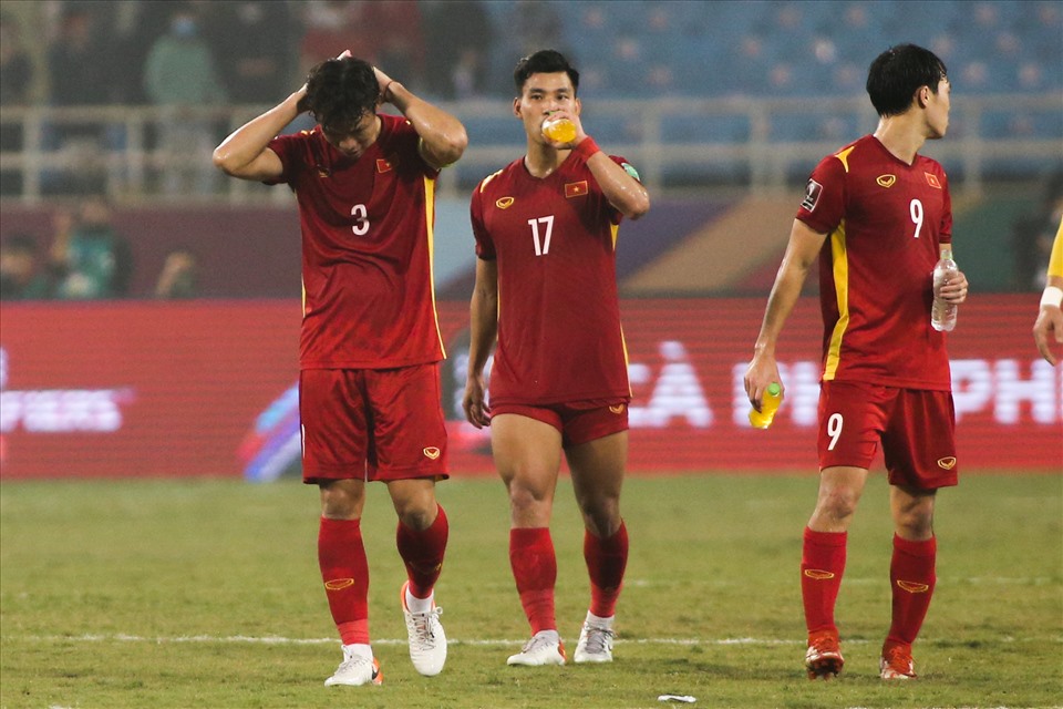 Đặc biệt, hình ảnh đội trưởng Quế Ngọc Hải đã cho thấy sự bất lực của đội tuyển Việt Nam sau 90 phút thi đấu căng thẳng trước đội tuyển Saudi Arabia trên sân nhà Mỹ Đình.