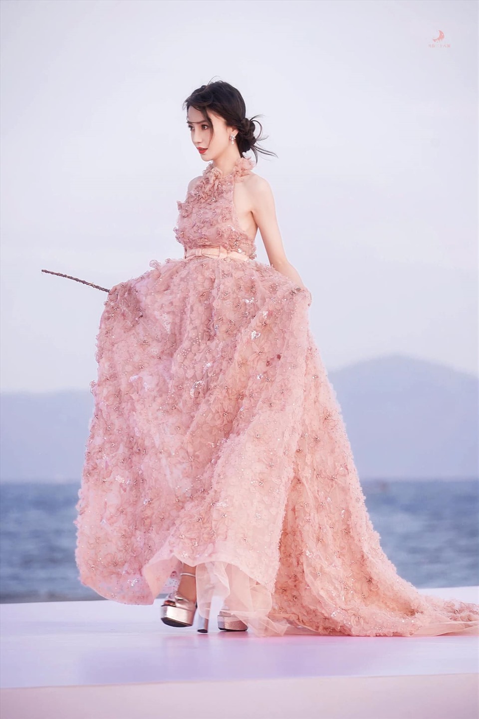 Angelababy đẹp tựa nàng thơ trong bộ váy hồng. Ảnh: Weibo