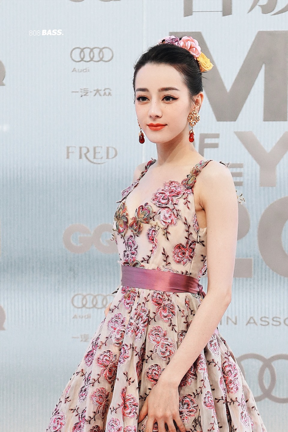 Xinh đẹp, rạng rỡ và tràn đầy sức sống trong trang phục thảm đỏ. Ảnh: Weibo