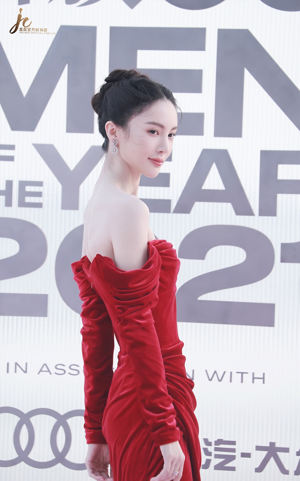 Kim Thần quyến rũ trong bộ váy đỏ. Ảnh: Weibo