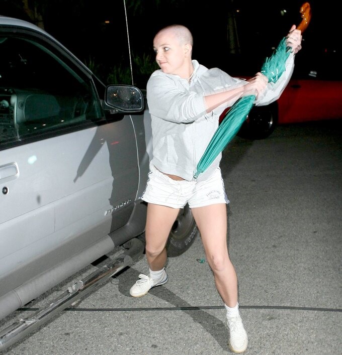 Bi kịch của Britney Spears là bi kịch của một ngôi sao nổi tiếng quá sớm. Hình ảnh cô tấn công cánh săn ảnh là biểu tượng cho bi kịch của người bị soi mói đời tư quá đà. Ảnh: Hollywood Reporter