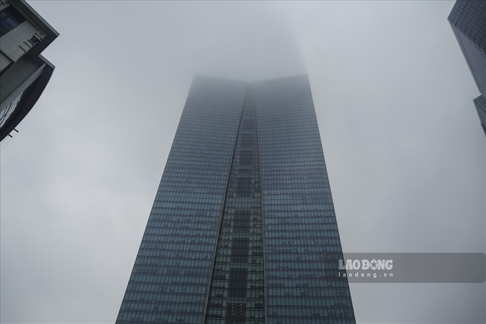 Tòa nhà cao tầng tại nút giao Liễu Giai – Đào Tấn bị mưa phùn và sương phủ kín, không thể nhìn thấy nóc.