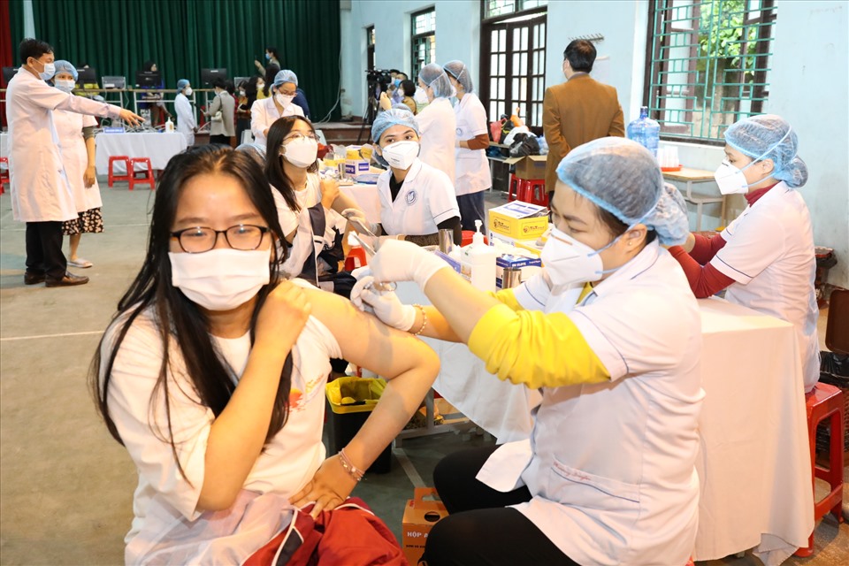 Tiêm vacine phòng COVID-19 cho học sinh THPT trên địa bàn tỉnh Ninh Bình. Ảnh: NT