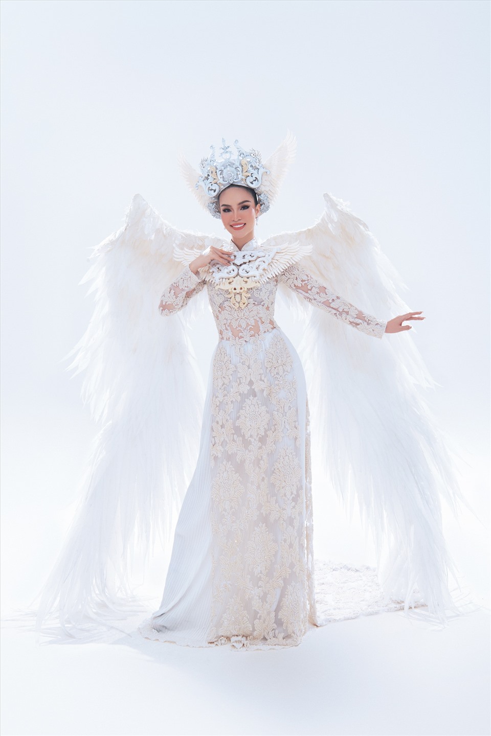Với màu trắng chủ đạo, bộ trang phục thể hiện sự thanh thoát, nhẹ nhàng, vừa quyền lực vừa ấn tượng cũng sẽ là lựa chọn khó để Hoàng Hương Ly thể hiện tại cuộc thi này.
