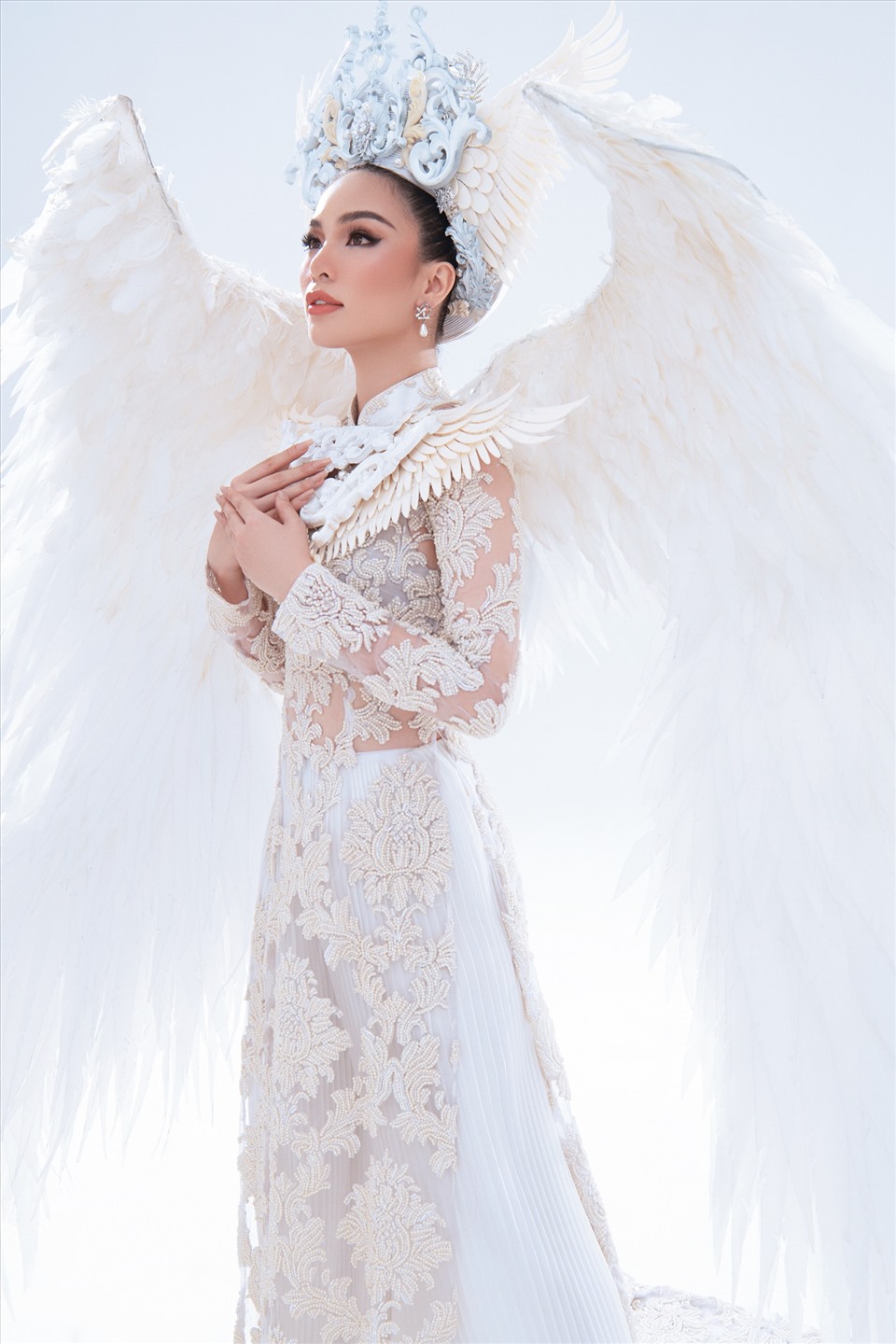 Mới đây, Hoàng Hương Ly chính thức công bố bộ trang phục dân tộc mình sẽ diện để “chiến đấu” tại Miss Tourism International 2021 mang tên: “Cánh chim hòa bình”