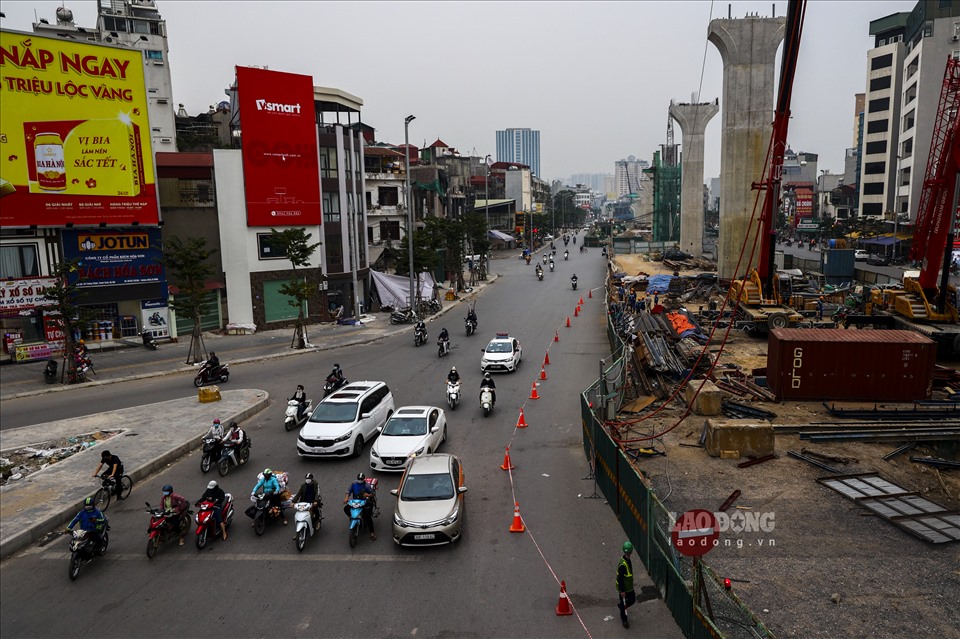 Từ ngày 1.12 – 30.6.2022, đơn vị thi công sẽ rào chắn trên đường Đại La - Minh Khai (đoạn nút giao Chợ Mơ - Trương Định - Bạch Mai), các phương tiện có nhu cầu quay đầu hoặc rẽ phải tại điểm mở tại số nhà 124A Minh Khai và số nhà 89 Đại La, chiều dài đến điểm quay đầu 200m trên đường Minh Khai - Đại La.